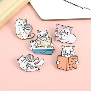 XEDZ de dibujos animados lindo par de gatos que andan en bicicleta ver la TELEVISIÓN ángel de la bruja de esmalte broche de moda animal helado libro insignia de la joyería de regalo