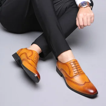 Tallado de Cuero Zapatos de los Hombres Formales de los Tres Conjuntos Traje de Caballero Zapatos de Lujo en Punta Brogue italiano para Hombre Vestido de Botas