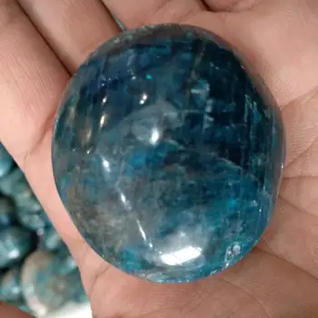 110 g de Azul de cristales de APATITA Pulido de Palma de Piedra de Madagascar