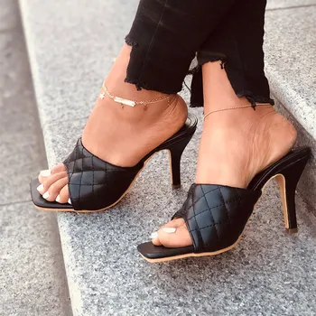 Mujeres Zapatillas Sexy Delgada Tacones de celosía Sandalias del Dedo del pie Cuadrado Hembra de Cuero de la PU de Verano Diapositivas de la Moda de Mujer Zapatos de 2021
