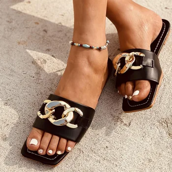 2021 Verano de las Mujeres Sandalias Zapatillas Flip Flop Plana Dedo del pie Abierto al aire libre Zapatillas de las Mujeres de la Moda de la Decoración del Metal de la Playa de Diapositivas Zapatos