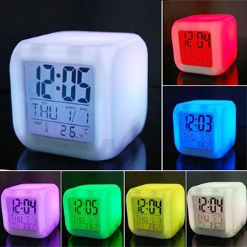 1pcs 7 Color del LED Cambio Digital Brillante Reloj de Alarma Luz de Noche Para el Dormitorio Infantil CALIENTE Reloj despertador Digital de aparatos Electrónicos