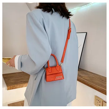 Bolsos de las mujeres de los bolsos de la primavera y el verano nueva moda de la moda de una sola bolsa de hombro versión coreana de la pequeña bolsa de mensajero