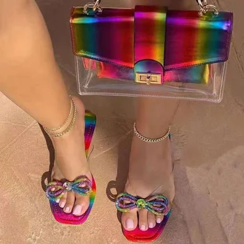 2021 Cristal Jelly Flip-flops Mujeres Zapatillas arco iris Arco Flip-flops y diamantes de imitación Plana Zapatilla Bolsa de Zapatos de Moda Chanclas Mujer